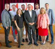 Gruppenfoto Landratskandidat Wolfgang Panzer mit weiteren Politiker*innen aus dem Landkreis