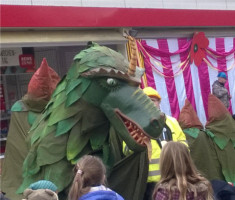 Der erst kürzlich erschienene Drache lässt sich von den Kindern bewundern.