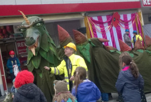 Der Faschingsdrache an der Leine von Professor Tilo Klöck von der Sozialen Stadt Oberschleißheim