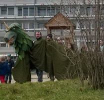 Das Geheimnis wird gelüftet. Vorne links u.a. zu sehen SPD-Ortsvorsitzender Andreas C. Hofmann