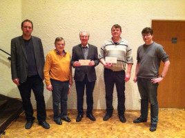 (v.l.): Ortsvorsitzender Andreas C. Hofmann, Rudi Batzer (3. Platz), Matthias Heuschert (1. Platz), Richard Leicht (2. Platz), Spielleiter GR Florian Spirkl