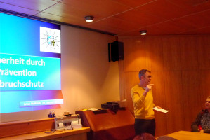 Arno Helfrich berichtet den Zuhörern