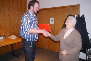 Ortsvorsitzender Andreas C. Hofmann und Marianne Brunner (10 Jahre Mitglied)