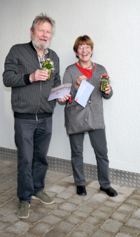 Harald Müller und Ulrike Kopp bei der Verteilung der Weihnachtsgrüße