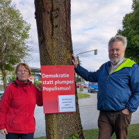 Zwei SPD Mitglieder mit Plakat