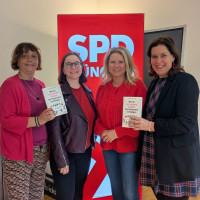 Jana Praxenthaler (Kreisvorstand SPD-Frauen München-Land), Maria Deingruber (Bezirksvorsitzende SPD Frauen Oberbayern), Natascha Sagorski (Autorin und stv. Kreisvorsitzende SPD-Frauen München-Land), Verena Dietl (Dritte Bürgermeisterin München)